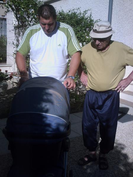 attention derri�re toi tonton...